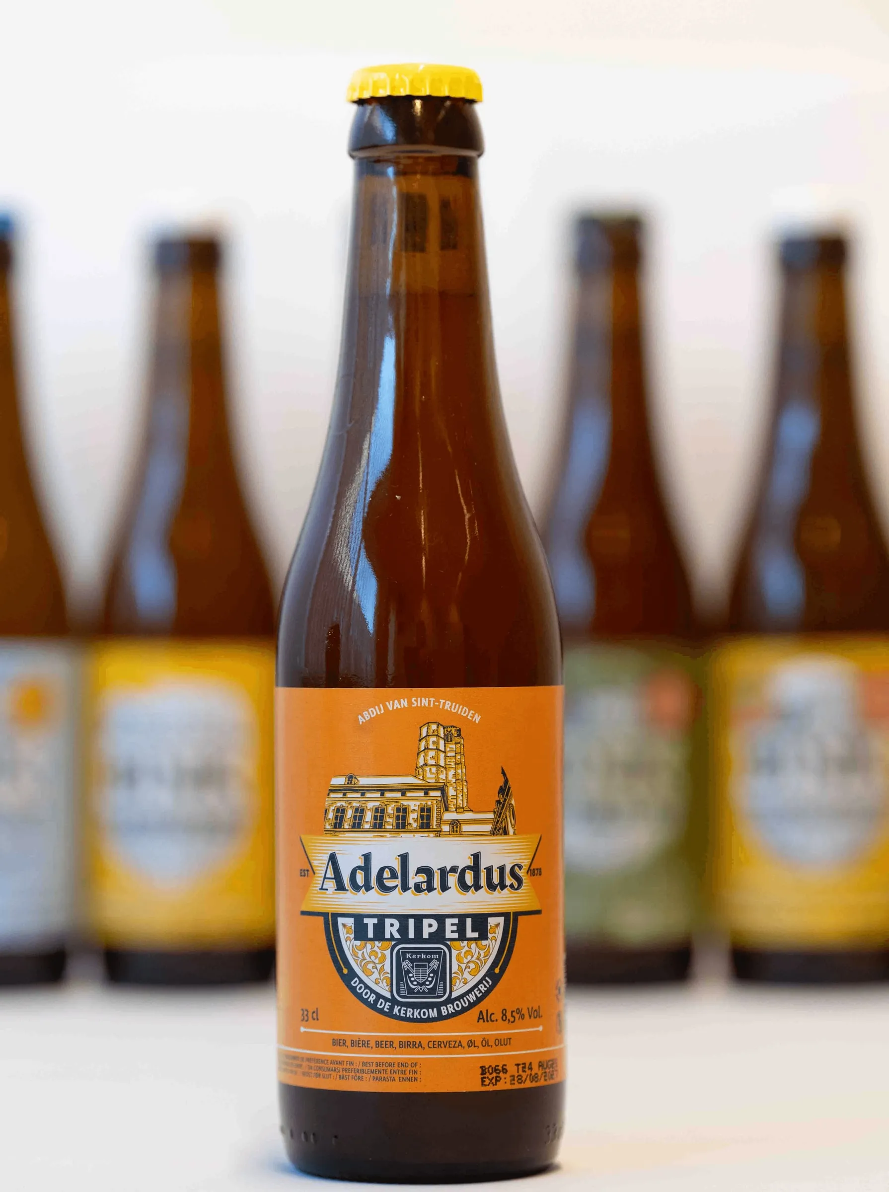 Fles Adelardus Tripel, met andere Bink-bieren onscherp op de achtergrond
