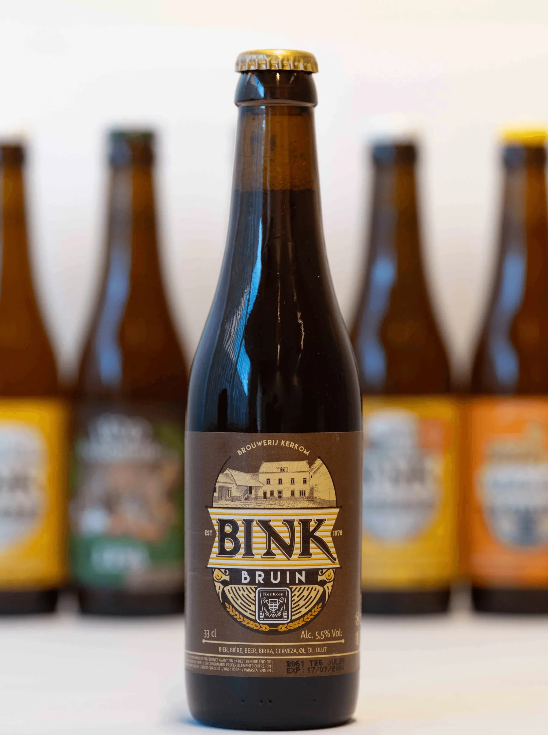 Fles Bink Bruin voor een rij Bink-bieren