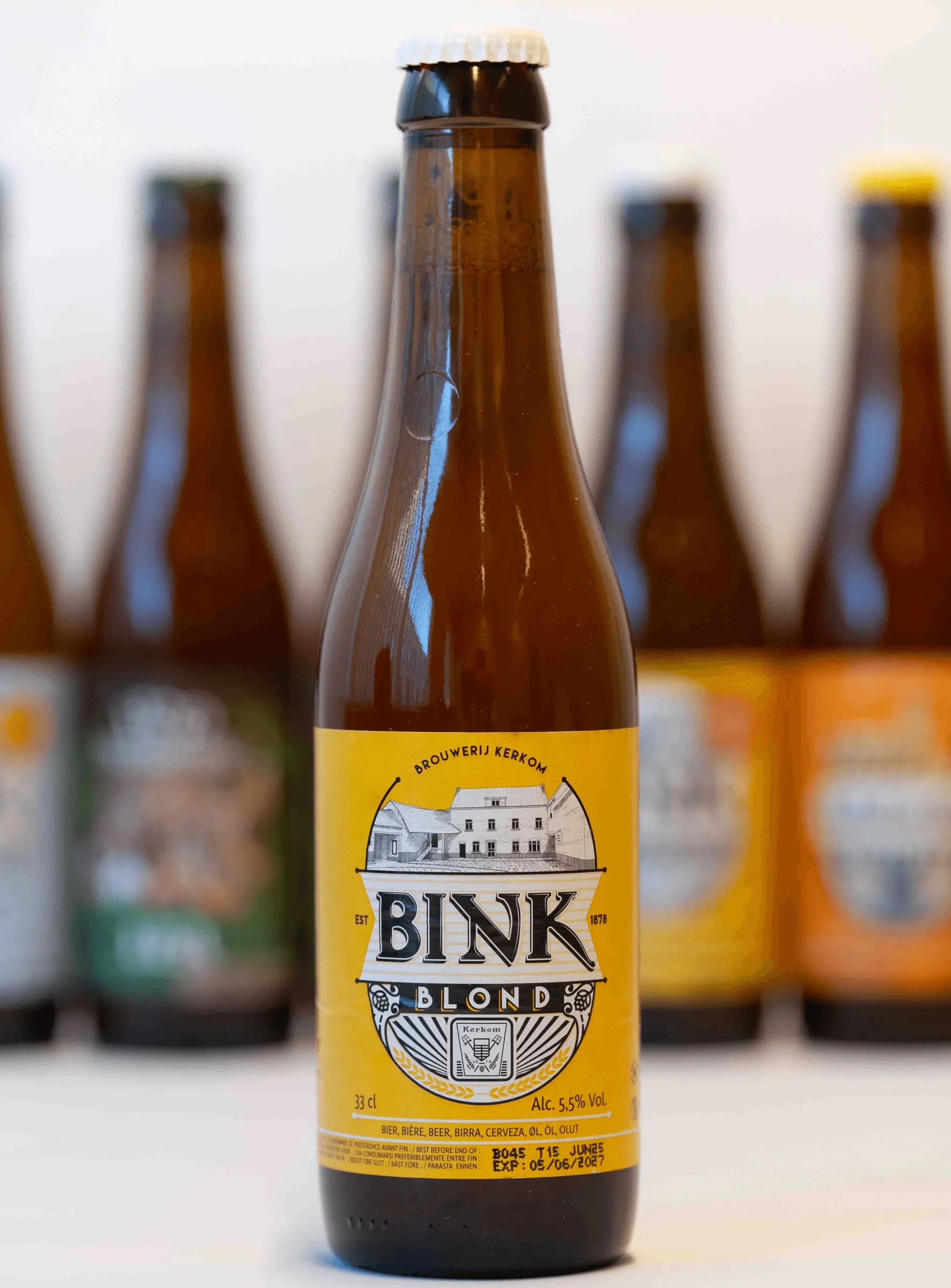 Fles Bink Blond voor een rij Bink-bieren