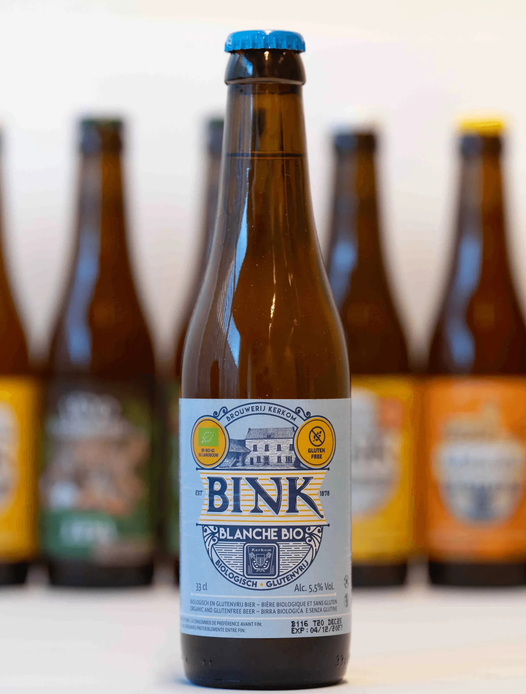 Fles Bink Blanche Bio voor een rij Bink-bieren