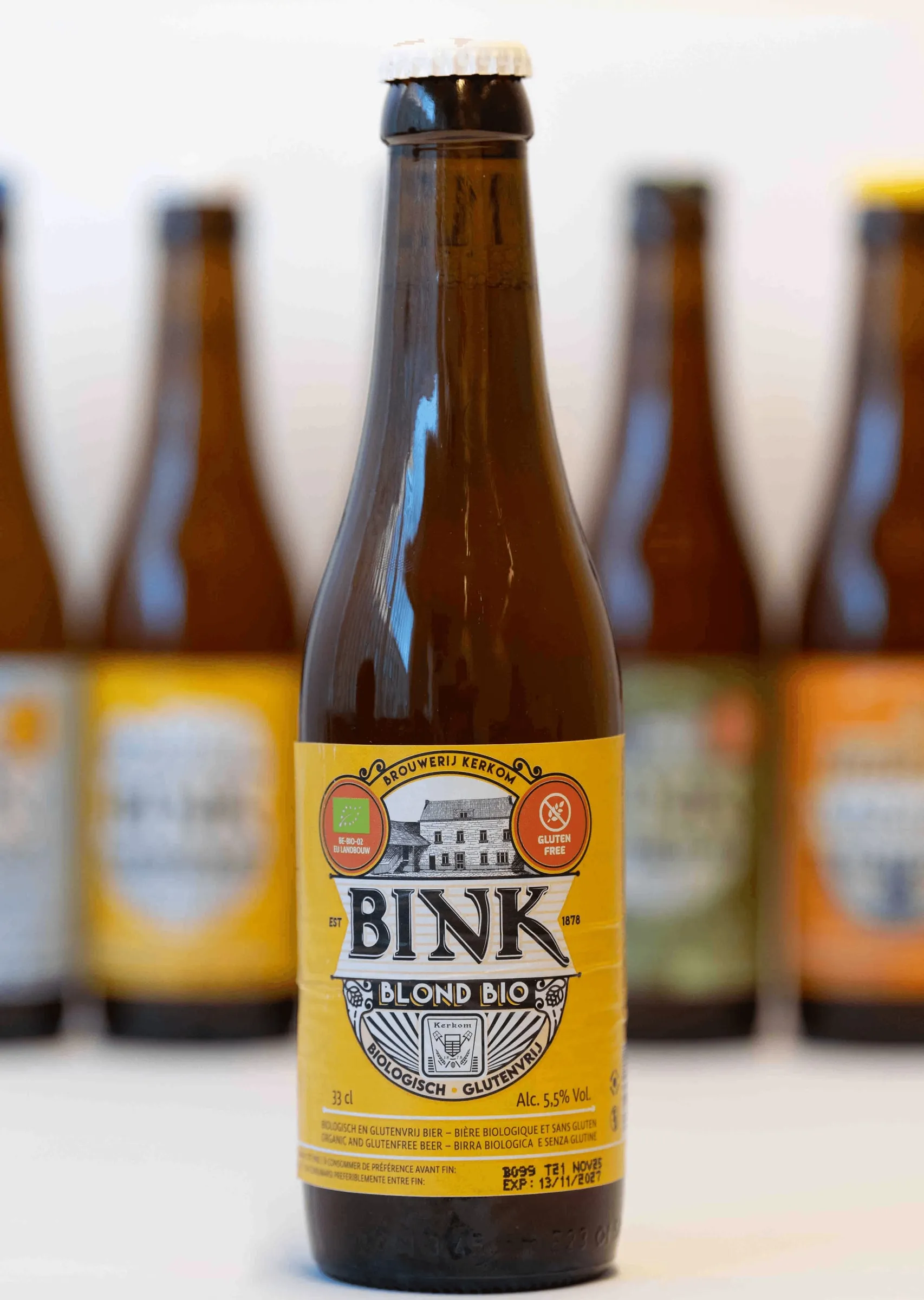 Fles Bink Blond Bio voor een rij Bink-bieren
