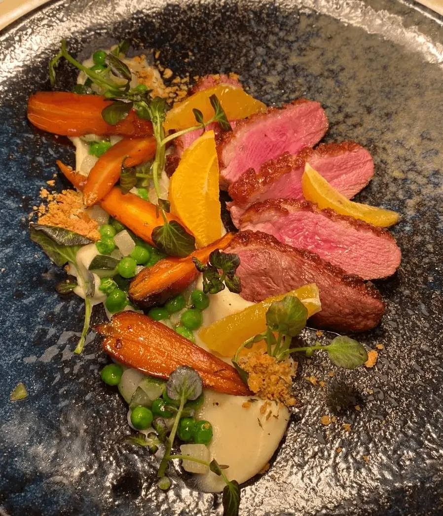 Gerecht met eend, wortels en erwtjes
