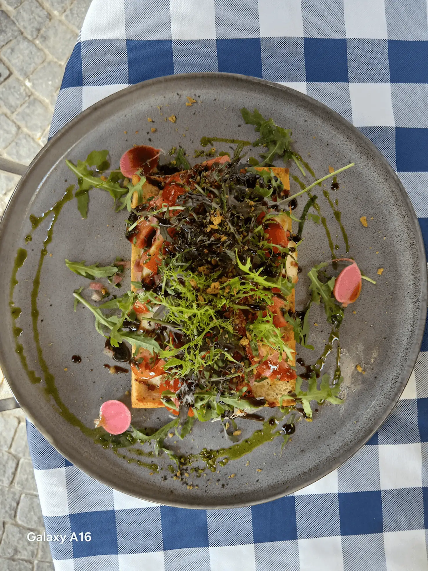 Gerecht uit de bistrokeuken op een geruit tafellaken