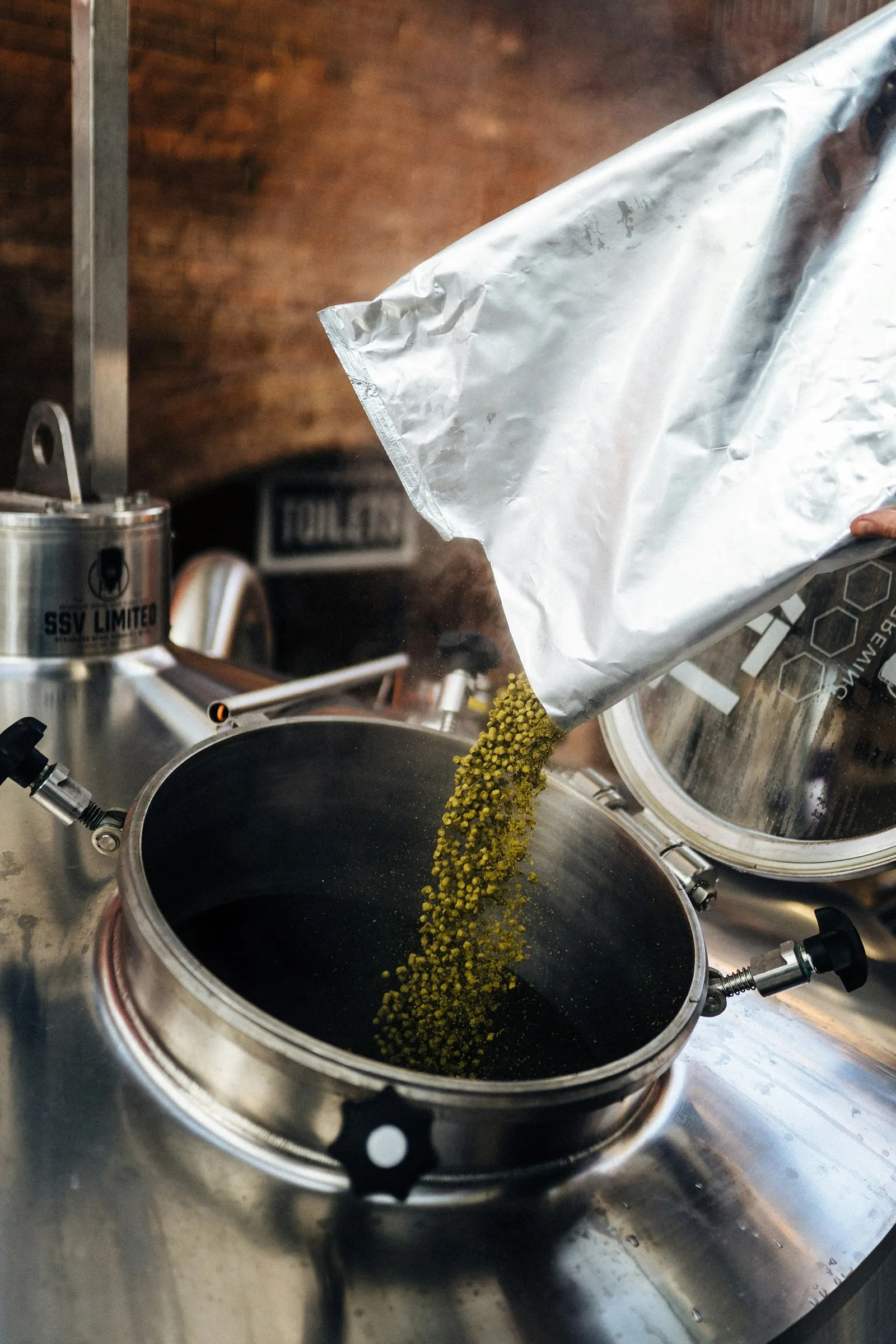 Mout wordt in de brouwketel gestort